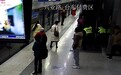七旬婆婆乘地铁扶梯遇险 武汉轨道民警3秒暖心托举救下老人