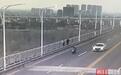 女子在大桥上崩溃痛哭 九江两热心市民耐心陪伴两小时