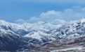 青海果洛：春雪映群山