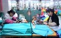 小车间里忙增收，南丰这家雨衣厂让村民家门口就业