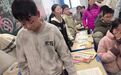 男生手指被桌洞“紧咬”不放，景德镇消防拆桌施救