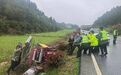 大雨突降，三轮车侧翻！抚州崇仁这一幕，太戳了