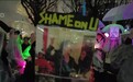 东京2.4万人游行，民众手举“SHAME ON U”标牌狠批高市丑行