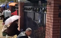 安徽一中学学生隔着栏杆就餐被调侃像探监，学校回应