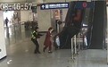 教科书式救援！他们联手救下扶梯摔倒老人