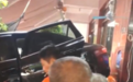 文昌一新手司机操作失误 冲进老爸茶店 致两人受伤