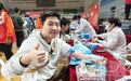 江西高校无偿献血春季开学季活动启动 不少大学生撸起袖子献血