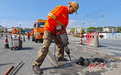 分宜公路分中心：修补路面“小伤疤” 守护出行“大安全”