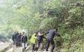 襄阳一六旬老人不慎失足被困深山 警民搜山救回