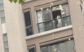 女子在高楼抛撒大量港币引人哄抢 居民称持续撒钱约20分钟