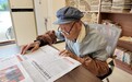 鹰潭98岁老爷爷坚持读书看报 他说：阅读开阔思维，增加信息量
