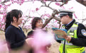 桃花园里话安全　甘肃崆峒警色伴春行