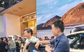 北京车展现场：雷军送李想“听我讲完”T恤