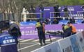 宇树H1半马赛场终点“累倒”，工作人员担架紧急处置