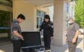 戏服掉落高速险酿事故 河北高速交警暖心寻回