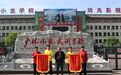 少林小龙武校五一暖心一幕！商丘家长送锦旗致谢教练