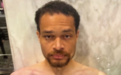 白宫记协晚宴枪击案嫌犯被捕后正面照曝光：衣服被扒光，身上裹着保温毯