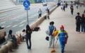 南昌西站一旅客晕厥吐血 武警官兵用“人体围墙”让安全感拉满