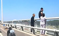 安徽一男子与父母激烈争吵欲跳桥，一名过路司机及时下车将其拉住