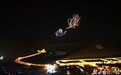 敦煌星空演唱会燃爆五一　八方游客沙漠“升”巨幅国旗