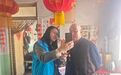 发放爱心早餐智能手环……甘肃华亭社区常开民族团结花