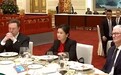 凤凰晚报丨左手库克、右手马斯克，初中辍学的打工妹，凭什么坐在C位？