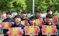 “要帮忙不？”山东七名少年帮游客推车温暖全网