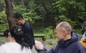 庐山景区工作人员雨天给候车游客免费发零食 游客发视频点赞