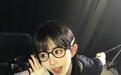 鞠婧祎单手托眼镜卖萌可爱灵动