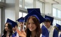 香港性感女神见证女儿毕业，感动落泪，丈夫对继女一举动再惹争议