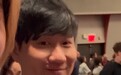林俊杰现身纽约帕森斯设计学院，出席女友七七毕业典礼；两人20岁年龄差曾引热议