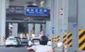 把马路当秀场？一女子多次骑电动自行车“炫技” 海口交警：罚