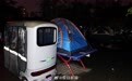 柳州震后，有居民在乒乓球台上搭帐篷过夜