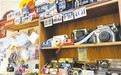 年轻游客潮玩新选择 租台相机游“洪城”