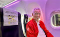 红夹克、机舱合影，李显龙晒访华第一站