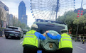 南昌街头这一幕很暖：交警推完故障车，折返叮嘱“快躲进车里别淋湿”