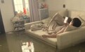安徽滁州暴雨后一楼住户家中进水，男子淡定躺沙发上玩手机