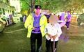 96岁老人外出找儿子迷路 民警暖心护送老人回家