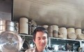 在日杂市场用英语卖厨具　初中没毕业的他咋做到的