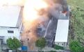 苏州一厂房在消防员救火时突然爆炸，火光冲天浓烟滚滚