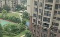 重庆一小区住户在自家阳台撒钱？物业回应