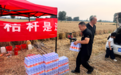商丘好人送清凉 情暖三夏保丰收 柘城李金亮慰问一线值守人员与田间农机手