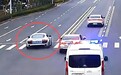 胆大包天！安徽合肥一辆奥迪R8跑车在警车面前逆行“炸街”