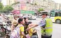 景德镇珠山区交警开展电动车安全头盔佩戴专项整治（图）