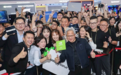 黄仁勋成台北电脑展顶流：热情与女粉握手拍照 全场同喊Jensen