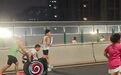 残疾跑友参加南昌万人夜跑被接力推上坡 跑友赞其“超级超级棒”