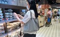香港超市偶遇刘德华老婆，朱丽蒨打扮朴素，头发又黑又亮没有白发