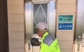 公厕旁弹吉他饼摊前读经典　这俩大叔励志故事出圈了