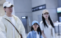 网友偶遇董璇带小酒窝 一家人画面温馨