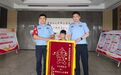 安庆小学生委屈否认损车牌，民警还清白后被送“奥特曼”锦旗